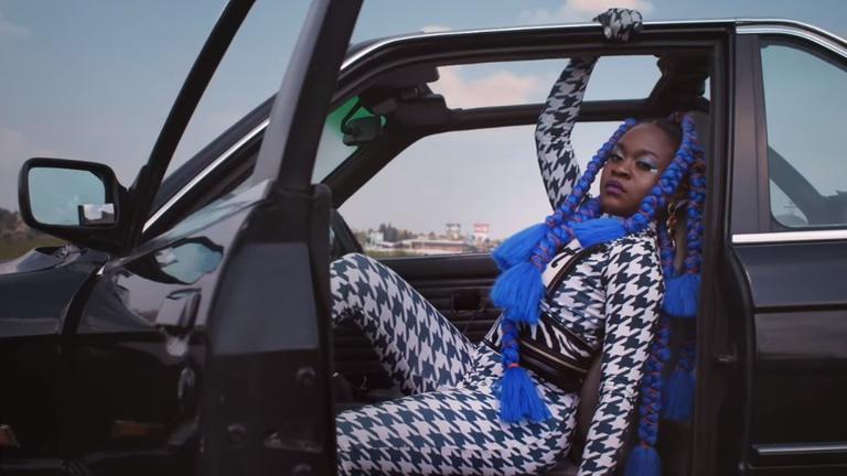 Im Musikvideo zu ihrem Song "OMG" sitzt Sampa The Great im Auto und schaut herausfordernd in die Kamera. Im Musikvideo zu ihrem Song "OMG" sitzt Sampa The Great im Auto und schaut herausfordernd in die Kamera.
