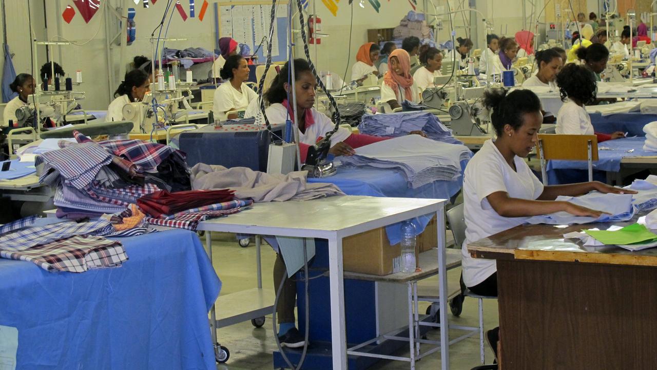 Arbeiterinnen an Nähmaschinen und Bügeleisen in einer Fabrik in Eritrea Arbeiterinnen an Nähmaschinen und Bügeleisen in einer Fabrik in Eritrea