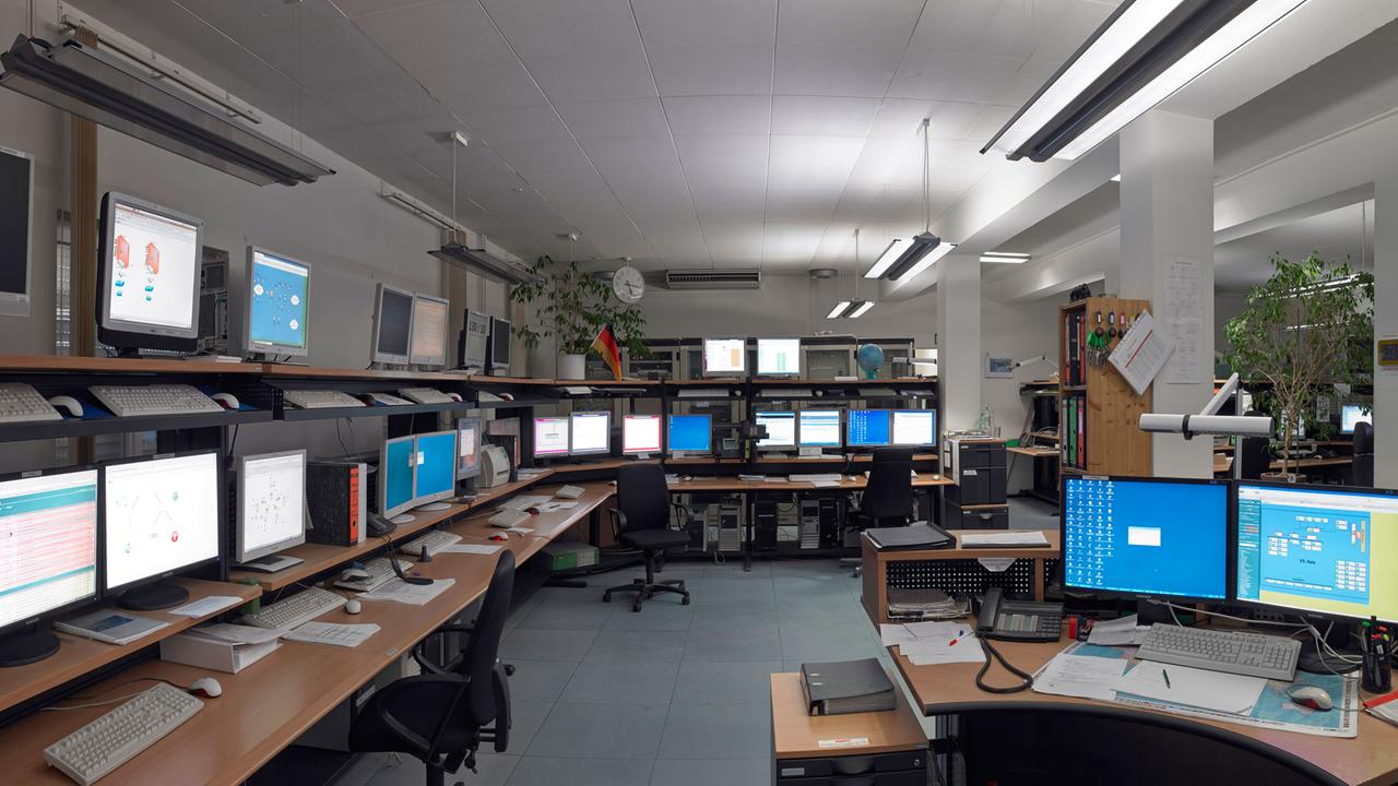 Die Kommunikationszentrale des BND in Pullach, in der unter anderem die elektronische Anbindung aller in- und ausländischen Auslandsdienststellen des BND stattfindet: Zahlreiche Computerarbeitsplätze sind in einem fensterlosen Raum zu sehen. Die Kommunikationszentrale des BND in Pullach, in der unter anderem die elektronische Anbindung aller in- und ausländischen Auslandsdienststellen des BND stattfindet: Zahlreiche Computerarbeitsplätze sind in einem fensterlosen Raum zu sehen.