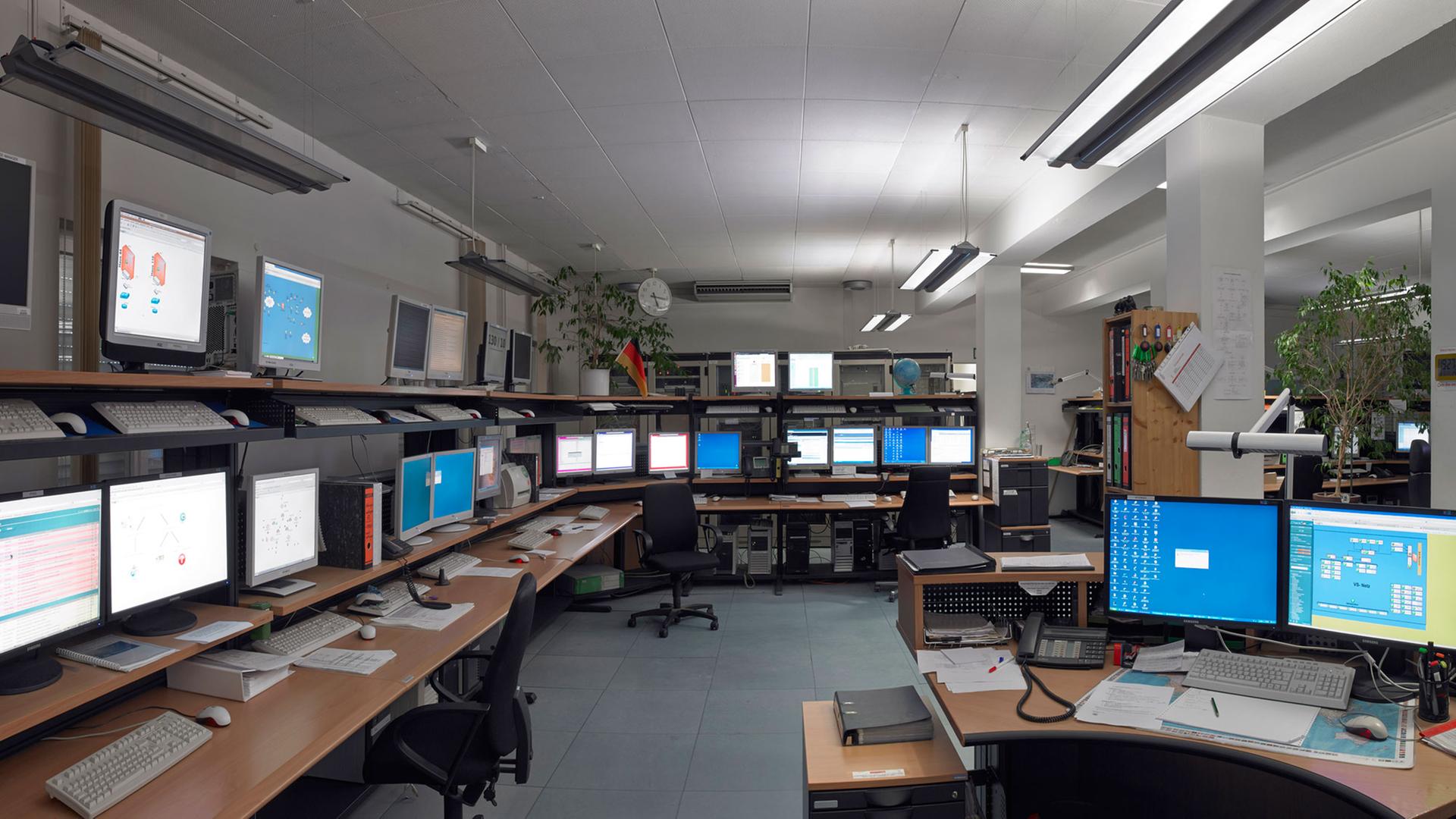 Die Kommunikationszentrale des BND in Pullach, in der unter anderem die elektronische Anbindung aller in- und ausländischen Auslandsdienststellen des BND stattfindet: Zahlreiche Computerarbeitsplätze sind in einem fensterlosen Raum zu sehen. Die Kommunikationszentrale des BND in Pullach, in der unter anderem die elektronische Anbindung aller in- und ausländischen Auslandsdienststellen des BND stattfindet: Zahlreiche Computerarbeitsplätze sind in einem fensterlosen Raum zu sehen.
