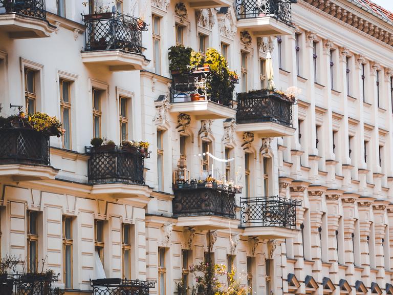 Durch ein Erbe ist plötzlich eine schöne Wohnung da - und mit der Wohnung stellen sich Fragen nach Gerechtigkeit und Privilegien.