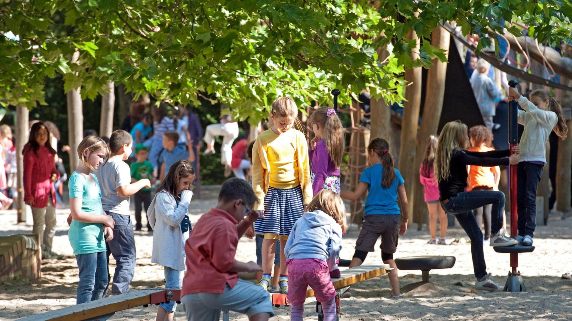 Schulkinder spielen in Berlin auf dem Schulhof der Paul-Klee-Grundschule.