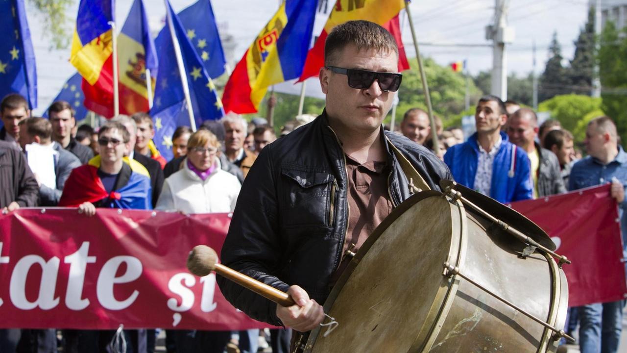 Ein Demonstrationszug am 3.5.1015 der Bewegung "Würde und Wahrheit" in der moldawischen Hauptstadt Chisinau gegen die Regierung. Er wird von einem Trommler in schwarzer Lederjacke angeführt. Im Hintergrund sind Demonstranten mit Fahnen und Bannern zu sehe Ein Demonstrationszug am 3.5.1015 der Bewegung "Würde und Wahrheit" in der moldawischen Hauptstadt Chisinau gegen die Regierung. Er wird von einem Trommler in schwarzer Lederjacke angeführt. Im Hintergrund sind Demonstranten mit Fahnen und Bannern zu sehe