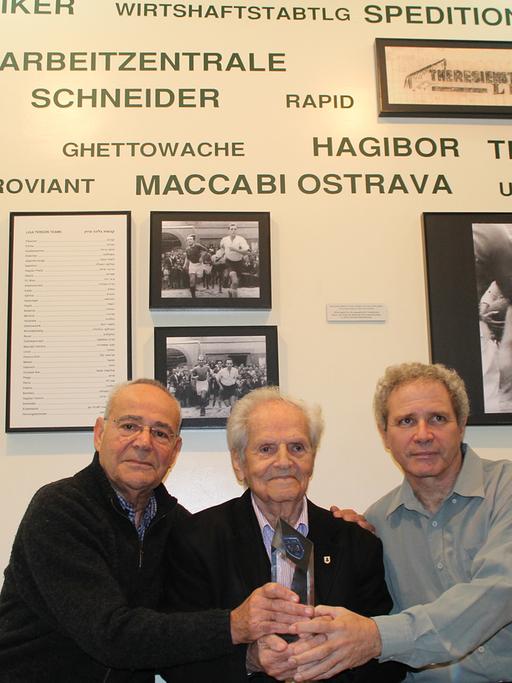 Die Holocaust-Überlebenden Zvi Cohen und Peter Erben und der Gedenkstättenleiter Oded Breda (v.l.n.r.)