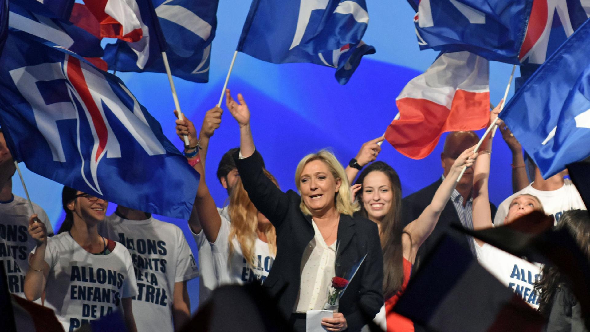 Beim Sommertreffen des rechtsextremen Front National im südfranzösischen Marseille wird am 6.9.2015 die Parteivorsitzende Marine Le Pen gefeiert. Beim Sommertreffen des rechtsextremen Front National im südfranzösischen Marseille wird am 6.9.2015 die Parteivorsitzende Marine Le Pen gefeiert.