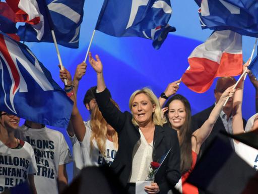 Beim Sommertreffen des rechtsextremen Front National im südfranzösischen Marseille wird am 6.9.2015 die Parteivorsitzende Marine Le Pen gefeiert.