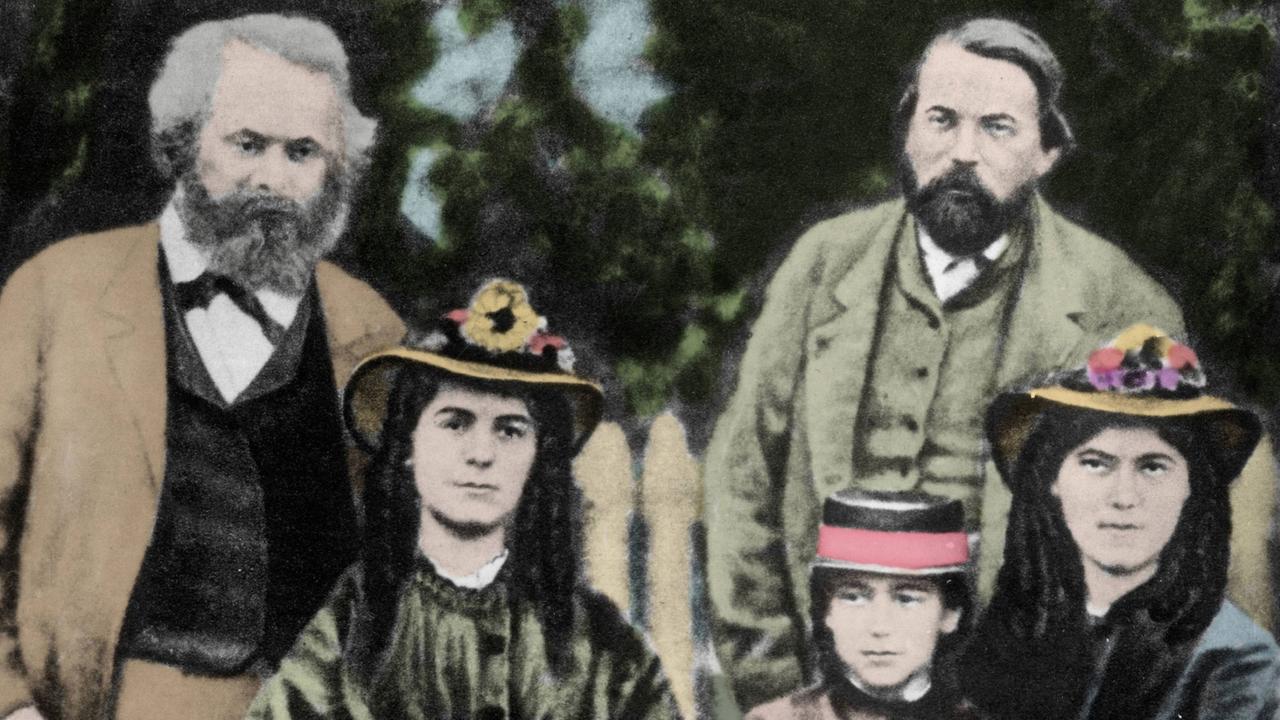 Karl Marx und Friedrich Engels. Vorne die Töchter von Karl Marx: Jenny Laura, Jenny Julia und Jenny Caroline (v.lks.).
Karl Marx und Friedrich Engels. Vorne die Töchter von Karl Marx: Jenny Laura, Jenny Julia und Jenny Caroline (v.lks.).
