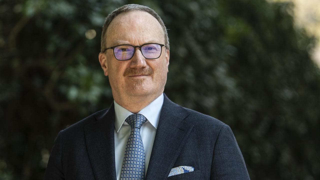 Lars Feld, Vorsitzender des Sachverständigenrates zur Begutachtung der gesamtwirtschaftlichen Entwicklung "Wirtschaftsweisen" steht vor dem Walter-Euken-Institut. Lars Feld, Vorsitzender des Sachverständigenrates zur Begutachtung der gesamtwirtschaftlichen Entwicklung "Wirtschaftsweisen" steht vor dem Walter-Euken-Institut.