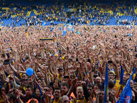 Fußball 2. Bundesliga, 34. Spieltag: Eintracht Braunschweig - FSV Frankfurt im Eintracht Stadion in Braunschweig. Die Braunschweiger Fans feiern den Aufstieg ihrer Mannschaft in die 1. Bundesliga. Fußball 2. Bundesliga, 34. Spieltag: Eintracht Braunschweig - FSV Frankfurt im Eintracht Stadion in Braunschweig. Die Braunschweiger Fans feiern den Aufstieg ihrer Mannschaft in die 1. Bundesliga.