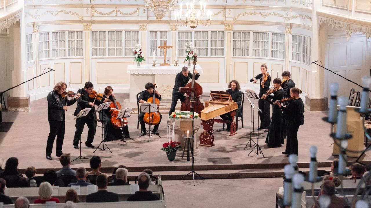 Die Musiker des Ensembles in einer Kirche während eines Konzertes. Die Musiker des Ensembles in einer Kirche während eines Konzertes.