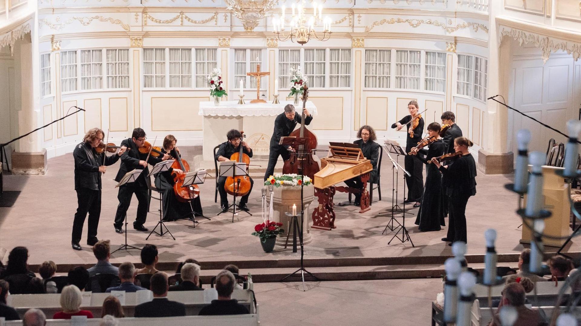 Die Musiker des Ensembles in einer Kirche während eines Konzertes. Die Musiker des Ensembles in einer Kirche während eines Konzertes.