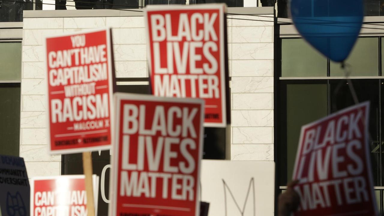 Proteste der Bewegung "Black Lives Matter" in Seattle, Washington im November 2015. Proteste der Bewegung "Black Lives Matter" in Seattle, Washington im November 2015.