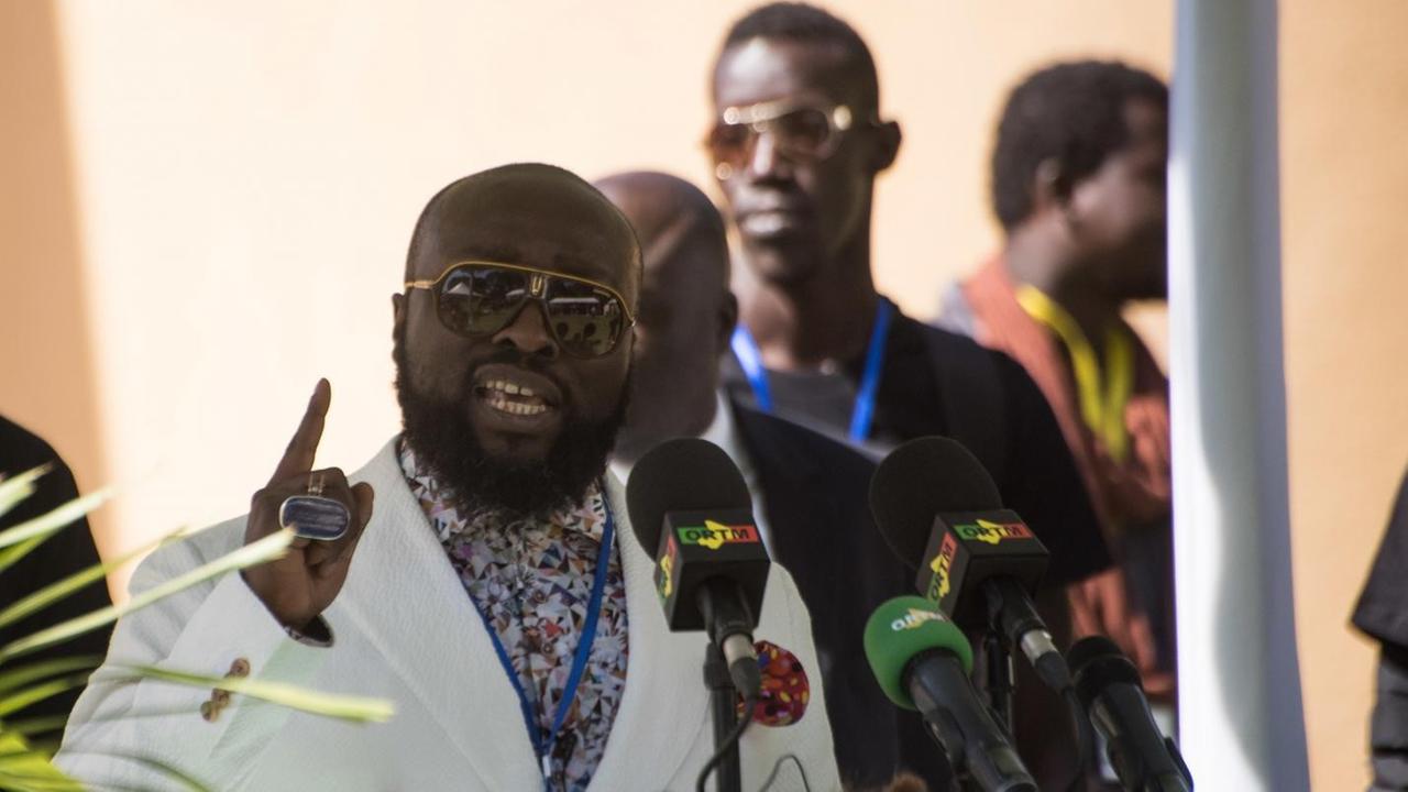 Bonaventure Ndikung spricht am 20. November 2019 auf der 12. African Photography Biennale in Bamako, Mali Bonaventure Ndikung spricht am 20. November 2019 auf der 12. African Photography Biennale in Bamako, Mali