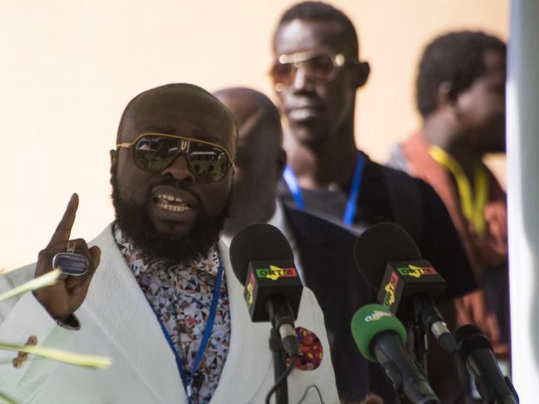 Bonaventure Ndikung spricht am 20. November 2019 auf der 12. African Photography Biennale in Bamako, Mali
