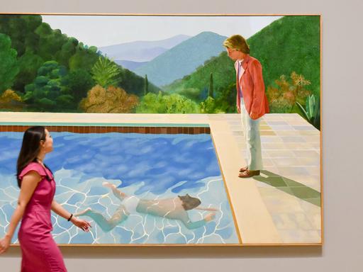 Das Bild "Portrait of an Artist / Pool with Two Figures" in der großen David-Hockney-Retrospektive der Tate Britain in London aus Anlass des 80. Geburtstages des Künstlers