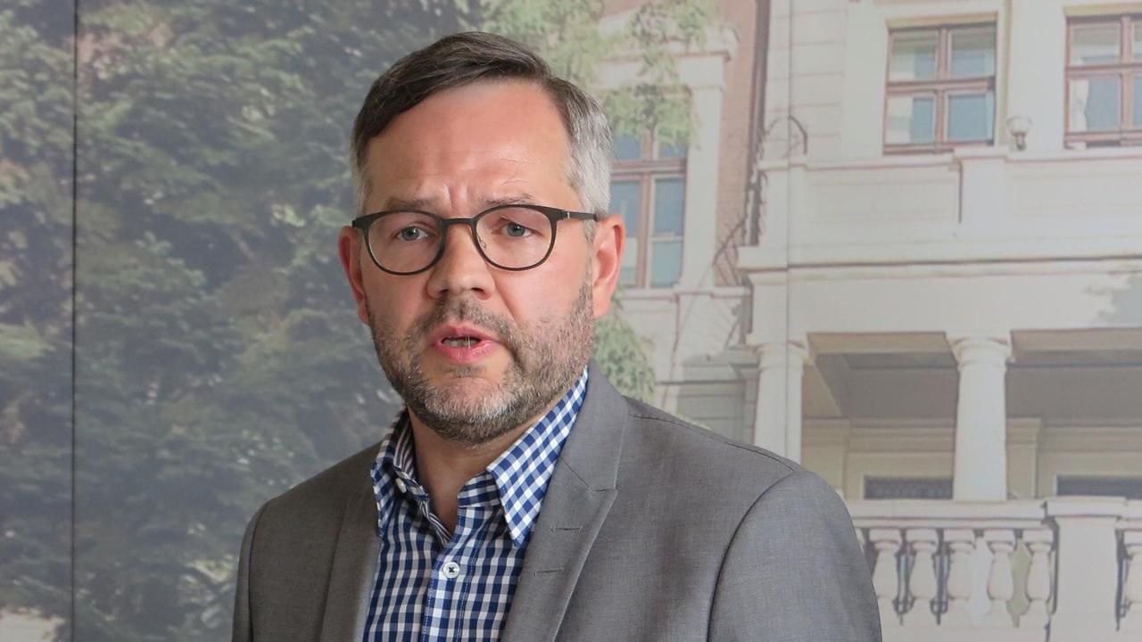 Außenamts-Staatsminister Michael Roth spricht am 04.04.2017 auf einer Pressekonferenz im Generalkonsulat in Istanbul. Roth äußerte sich zum Fall Deniz Yücel und zu den deutsch-türkischen Beziehungen. Die türkischen Behörden hatten dem Auswärtigen Amt nach wochenlangem Ringen einen Besuch des deutsch-türkischen Journalisten gestattet. Am Dienstag traf Generalkonsul Georg Birgelen im Gefängnis in Silivri westlich von Istanbul mit Yücel zusammen. Außenamts-Staatsminister Michael Roth spricht am 04.04.2017 auf einer Pressekonferenz im Generalkonsulat in Istanbul. Roth äußerte sich zum Fall Deniz Yücel und zu den deutsch-türkischen Beziehungen. Die türkischen Behörden hatten dem Auswärtigen Amt nach wochenlangem Ringen einen Besuch des deutsch-türkischen Journalisten gestattet. Am Dienstag traf Generalkonsul Georg Birgelen im Gefängnis in Silivri westlich von Istanbul mit Yücel zusammen.
