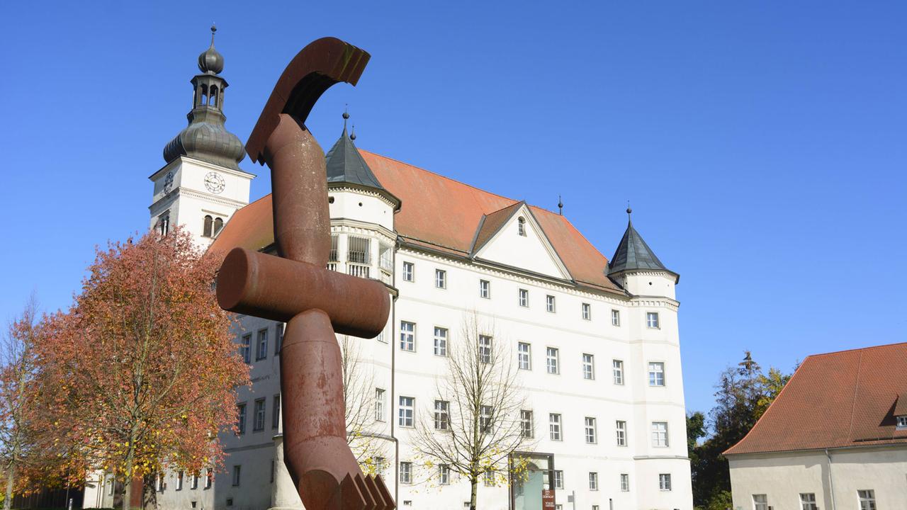Schloss Hartheim in Alkoven, Oberösterreich
Schloss Hartheim bei Alkoven in Oberösterreich ist vor allem als Ort der Tötung behinderter Menschen durch die Nationalsozialisten zwischen Mai 1940 und Dezember 1944 bekannt. Schloss Hartheim in Alkoven, Oberösterreich
Schloss Hartheim bei Alkoven in Oberösterreich ist vor allem als Ort der Tötung behinderter Menschen durch die Nationalsozialisten zwischen Mai 1940 und Dezember 1944 bekannt.