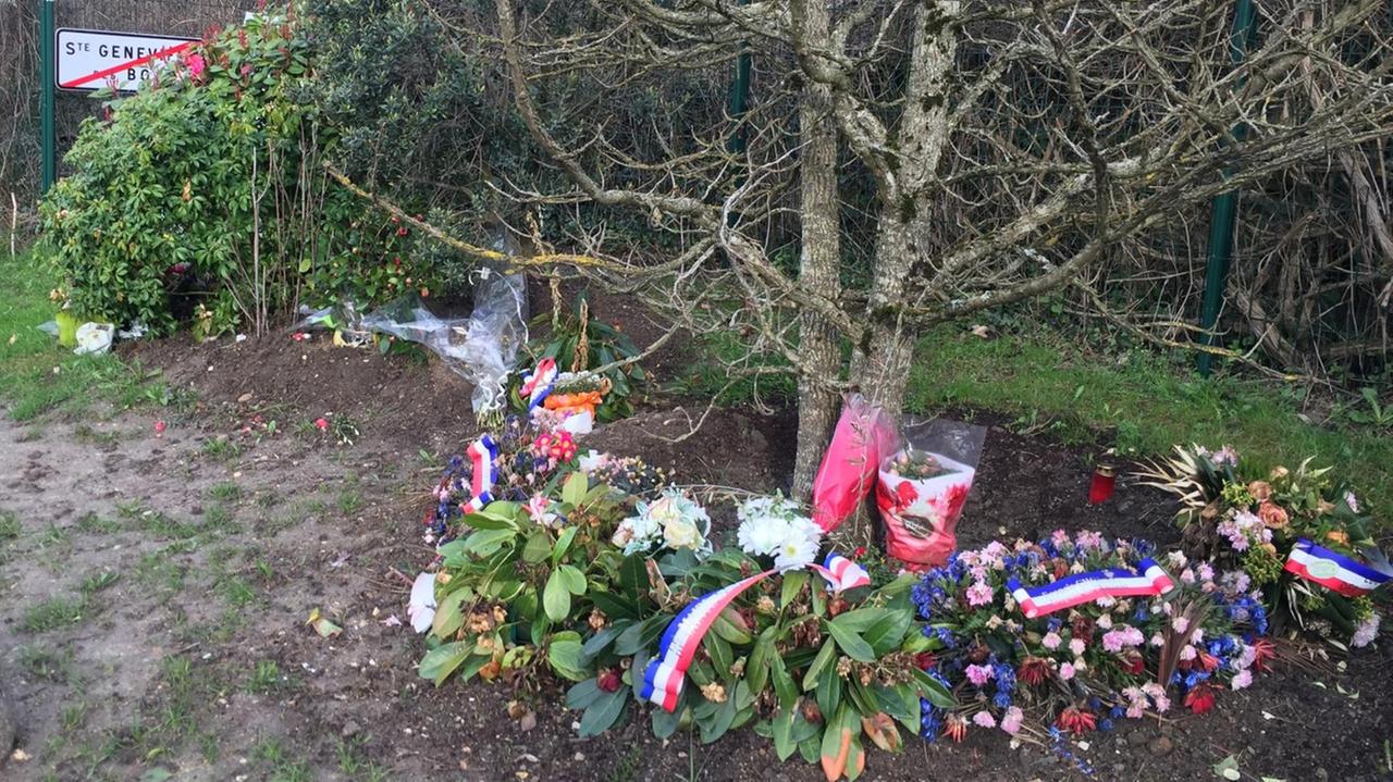 Blumen und Kerzen stehen an der Gedenkstätte für den entführten und getöteten Ilan Halimi Blumen und Kerzen stehen an der Gedenkstätte für den entführten und getöteten Ilan Halimi