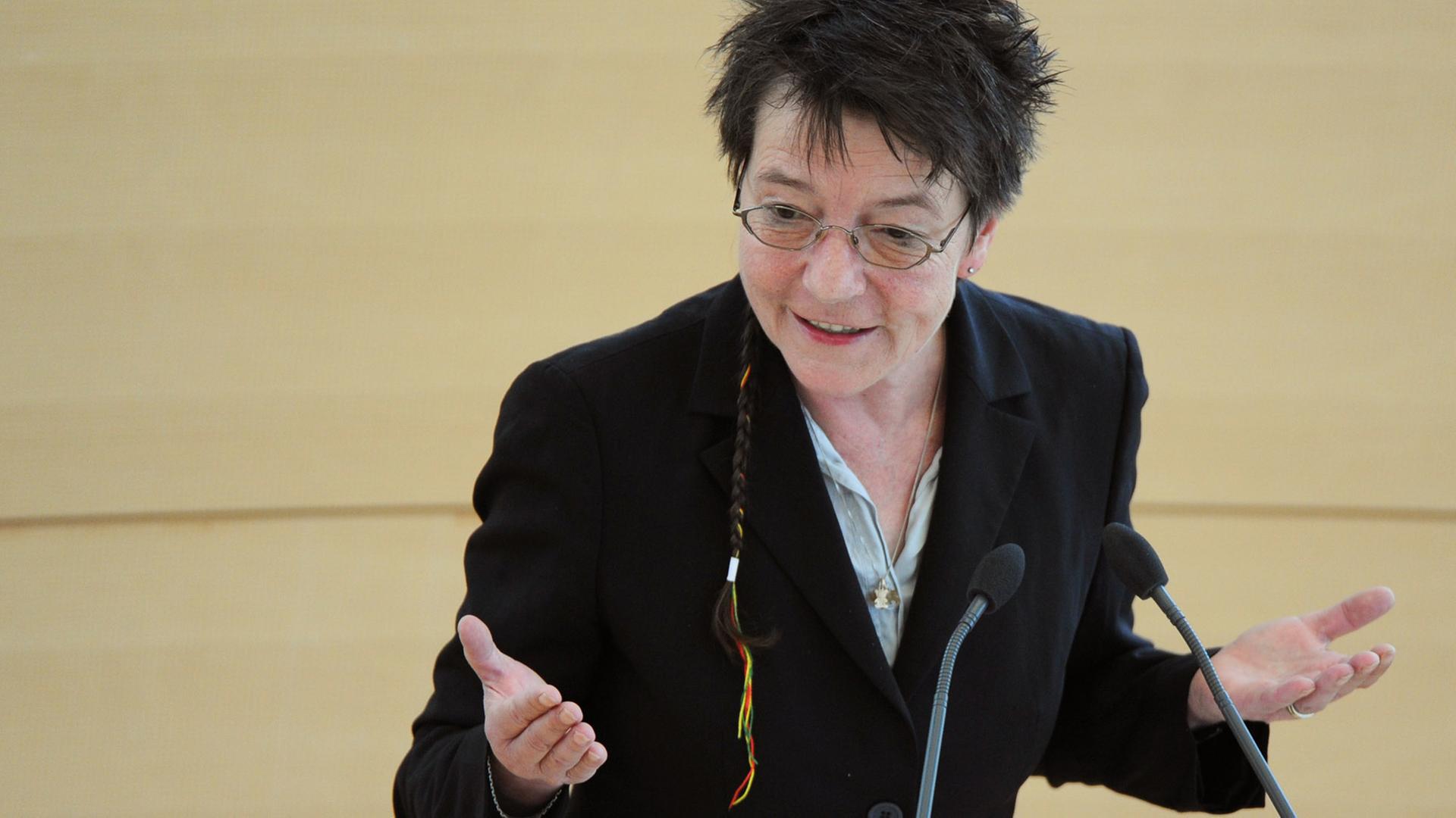 Angelika Beer (Piraten), spricht am 22.08.2012 im schleswig-holsteinischen Landtag. Angelika Beer (Piraten), spricht am 22.08.2012 im schleswig-holsteinischen Landtag.