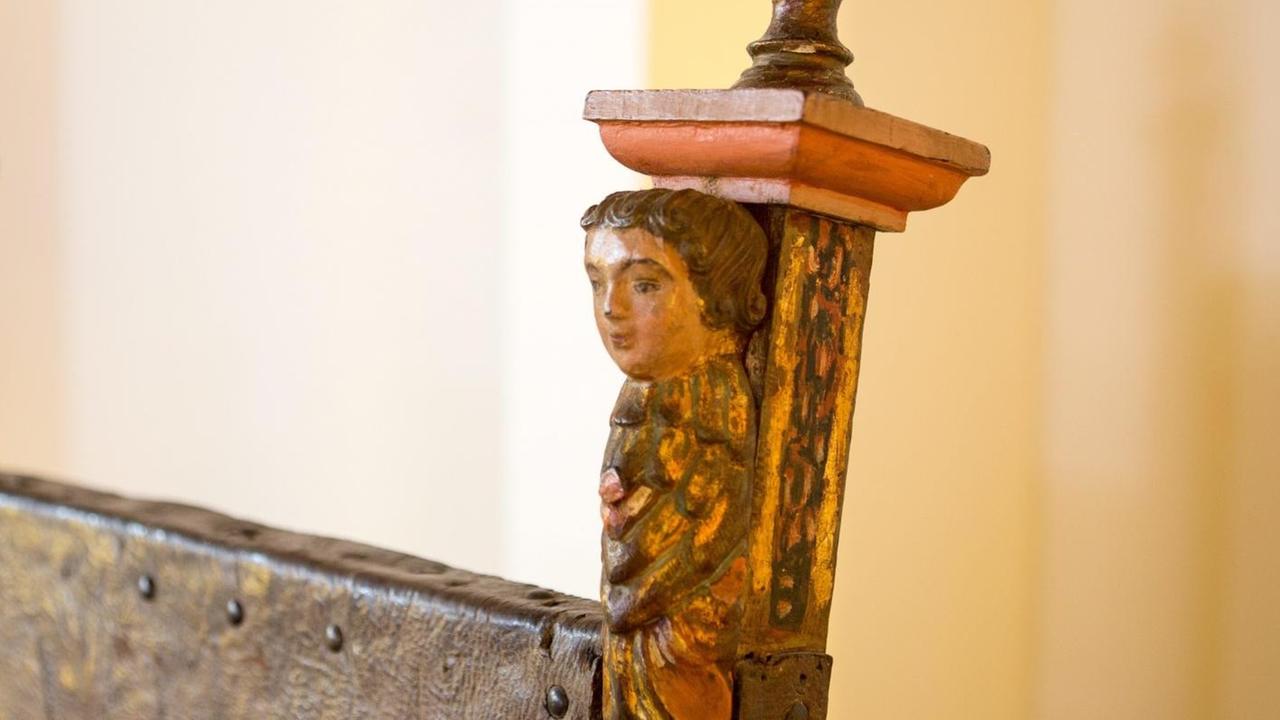 Deteilaufnahmen eines kunstvoll verzierten Stuhls aus dem Inneren einer Kirche nahe der Reduktion San Ignacio Guazu in Paraguay. Aufgenommen am 26.05.2013. Deteilaufnahmen eines kunstvoll verzierten Stuhls aus dem Inneren einer Kirche nahe der Reduktion San Ignacio Guazu in Paraguay. Aufgenommen am 26.05.2013.