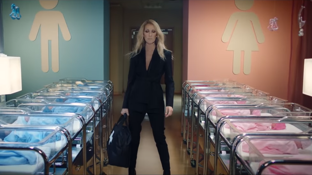 Celine Dion steht in einer Neugeborenen-Station. Links liegen die Jungs in blauer Kleidung und rechts die Mädchen in rosa Kleidung. (Screenshot Werbevideo)