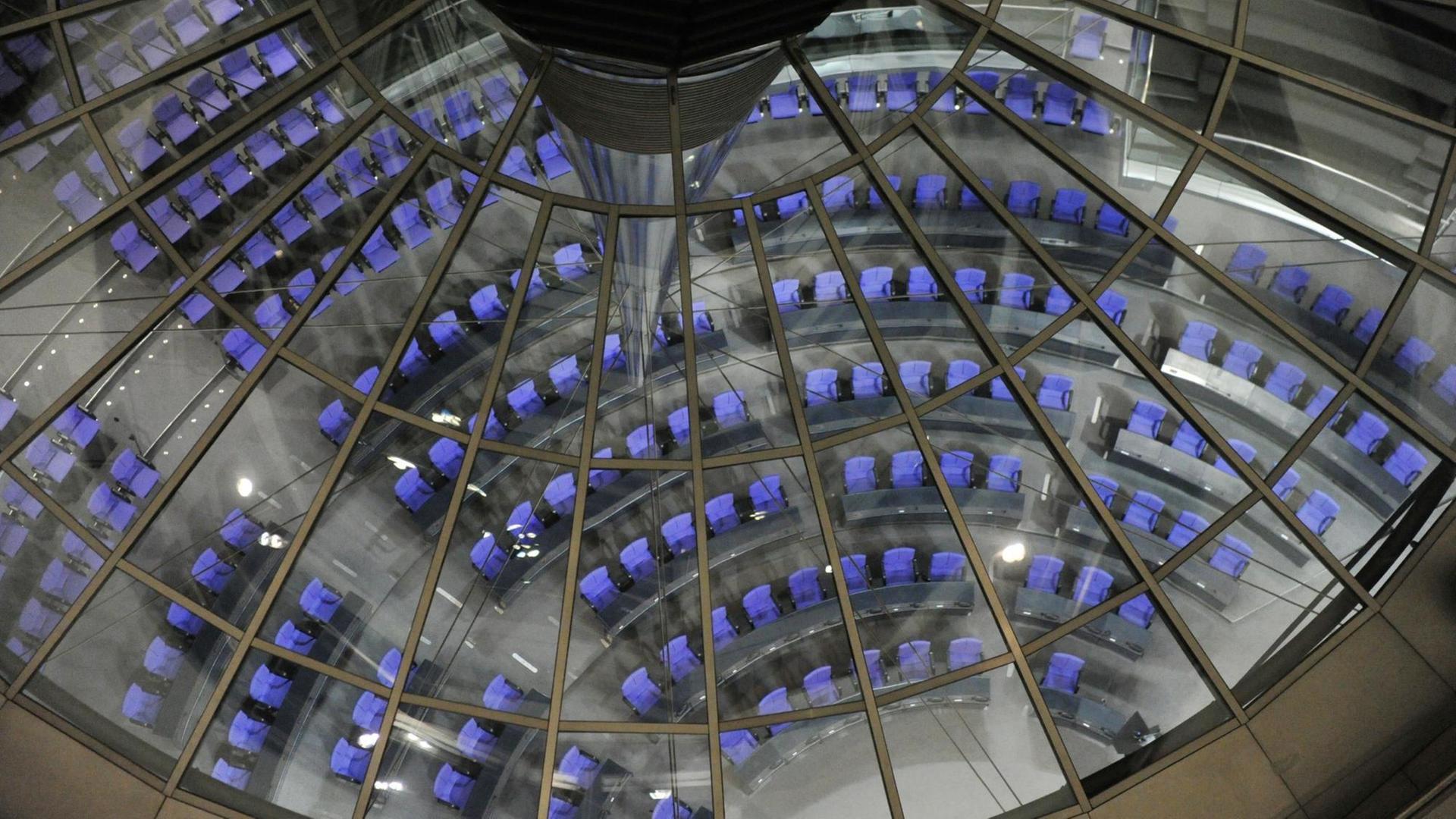 Die Sitze des Bundestags in Berlin im Reichstagsgebäude durch die Glaskuppel von oben gesehen. Die Sitze des Bundestags in Berlin im Reichstagsgebäude durch die Glaskuppel von oben gesehen.