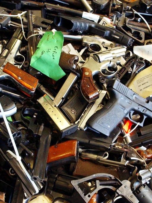 Berg aus Schusswaffen