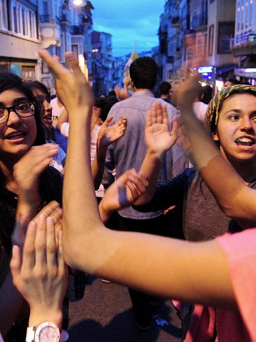 Anhänger der pro-kurdischen Partei HDP feiern das Wahlergebnis