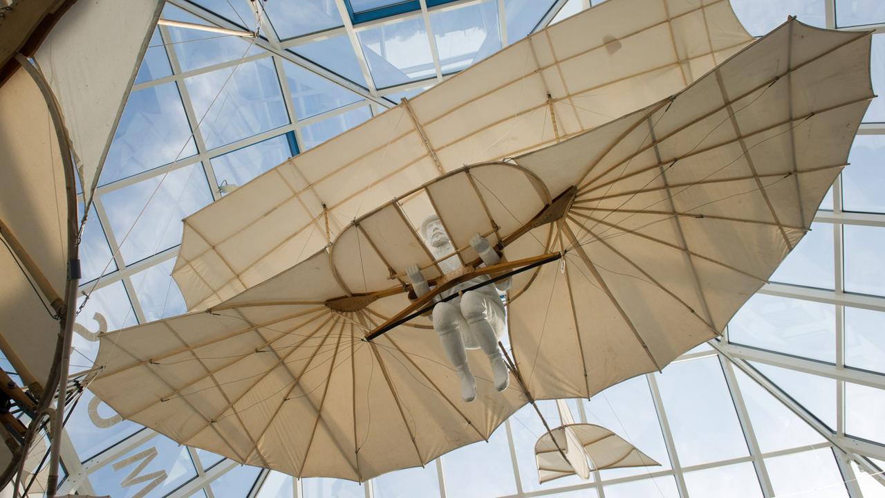 Das Otto-Lilienthal-Museum in Anklam hat eine Sammlung von 195 Briefen aus dem Umfeld des Flugpioniers digitalisiert. Die Dokumente werfen ein Schlaglicht auf den erbittert geführten Patent-Streit um die Anker-Bausteine, als deren Erfinder Otto und Gustav Lilienthal gelten. Der in Anklam geborene Otto Lilienthal gilt als Erfinder des Gleitflugs. Das Otto-Lilienthal-Museum in Anklam hat eine Sammlung von 195 Briefen aus dem Umfeld des Flugpioniers digitalisiert. Die Dokumente werfen ein Schlaglicht auf den erbittert geführten Patent-Streit um die Anker-Bausteine, als deren Erfinder Otto und Gustav Lilienthal gelten. Der in Anklam geborene Otto Lilienthal gilt als Erfinder des Gleitflugs.