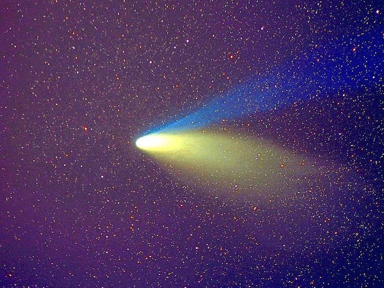 Ende März zog der Komet Hale-Bopp anscheinend an der Andromeda-Galaxie vorbei (AIP)