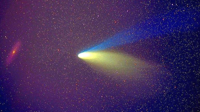 Ende März zog der Komet Hale-Bopp anscheinend an der Andromeda-Galaxie vorbei (AIP) Ende März zog der Komet Hale-Bopp anscheinend an der Andromeda-Galaxie vorbei (AIP)