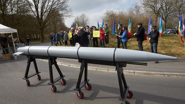 Friedensaktion am Fliegerhorst Büchel in Rheinland-Pfalz: Aktivisten protestieren am 26.03.2018 gegen die mutmaßlich letzten Atomwaffen in Deutschland.