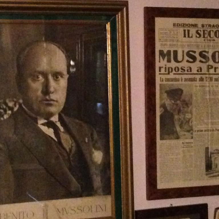 Casa dei Ricordi zwischen Predappio und Forlì – das Haus der Erinnerungen. Dort, wo die Mussolinis Frau Rachele Mussolini bis 1979 lebte ist ein Kultort mit unzähligen Erinnerungsstücken entstanden.