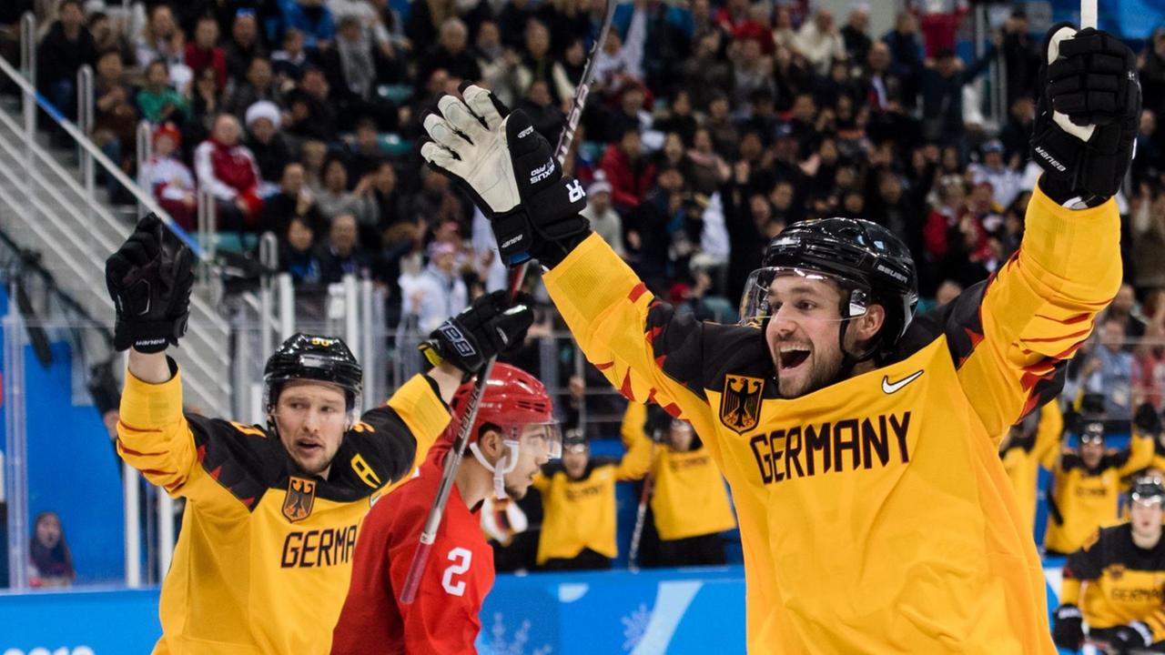 Patrick Hager und Brooks Macek aus Deutschland jubeln nach dem Tor zum 1:1 im olympischen Eishockey-Finale in Pyeongchang gegen das Team OAR.