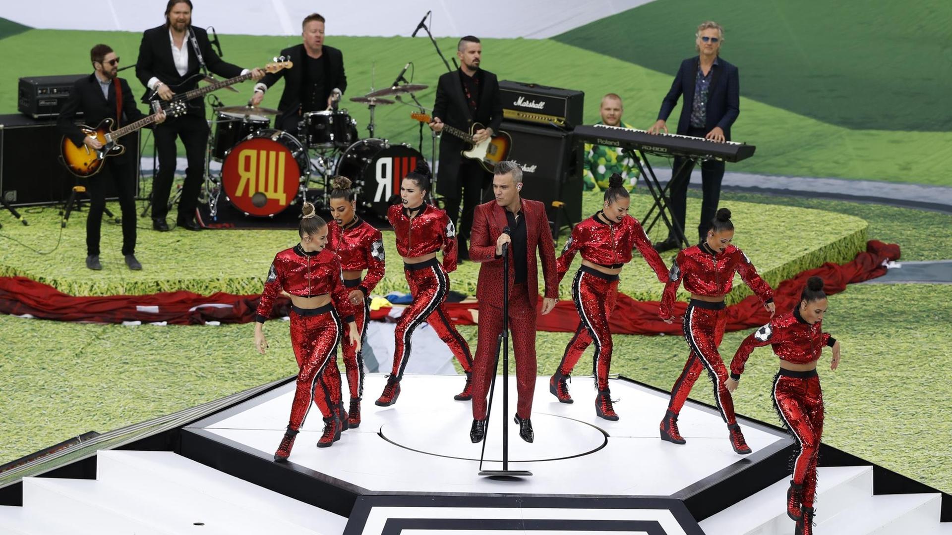 Vor dem ersten Spiel der Fußball-WM in Russland hat der britische Sänger Robbie Williams ein Medley seiner Hits präsentiert. Vor dem ersten Spiel der Fußball-WM in Russland hat der britische Sänger Robbie Williams ein Medley seiner Hits präsentiert.