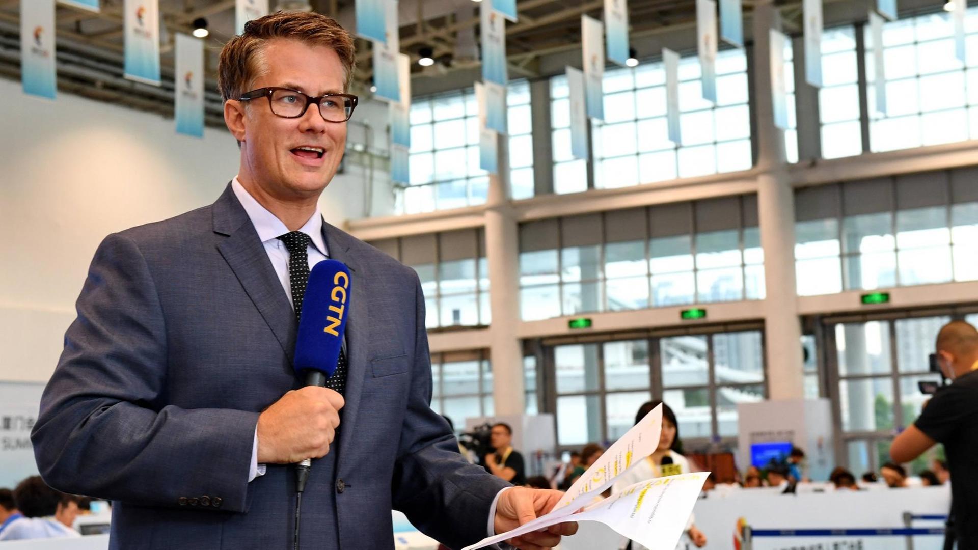 Ein Reporter des chinesischen Auslandssenders CGTN bei dem BRICS Summit in Xiamen 2017 Ein Reporter des chinesischen Auslandssenders CGTN bei dem BRICS Summit in Xiamen 2017