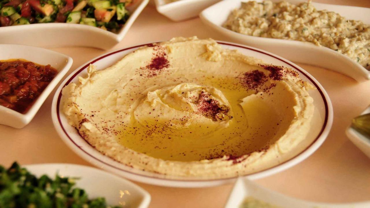 Hummus und andere Vorspeisen in einem Restaurant in Israel. Hummus und andere Vorspeisen in einem Restaurant in Israel.