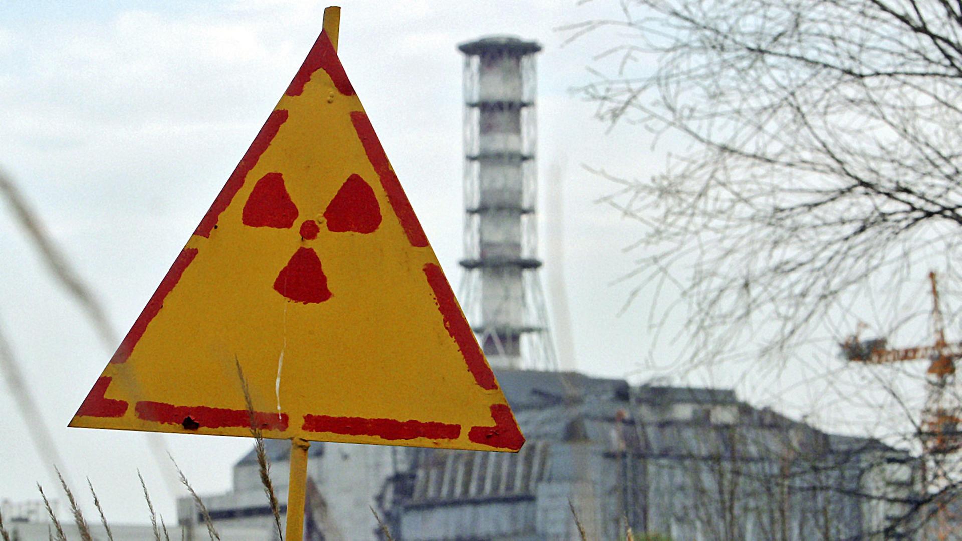 Dreißig Jahr ist die Atomkatastrophe von Tschernobyl nun her, und immer noch ist die Gegend um den, mit einem Beton-Sarkophag umgebenen Reaktorblock radioaktiv verseucht. Dreißig Jahr ist die Atomkatastrophe von Tschernobyl nun her, und immer noch ist die Gegend um den, mit einem Beton-Sarkophag umgebenen Reaktorblock radioaktiv verseucht.