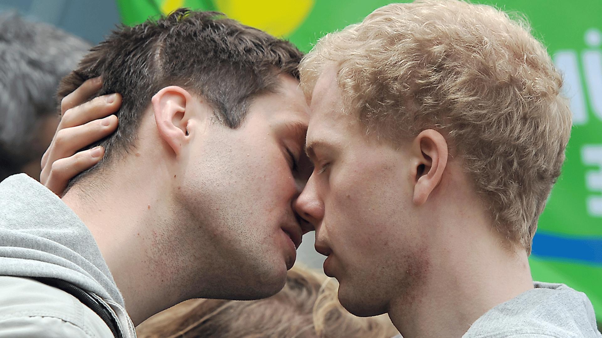 in schwules Paar küsst sich während Berlins 4. MANEO Kuss-Marathons in Berlin (17.5.2010). Am Internationalen Tag gegen Homophobie protestierten Schwule und Lesben friedlich unter dem Motto:"Protect Every Kiss - Berlin küsst für mehr Toleranz". in schwules Paar küsst sich während Berlins 4. MANEO Kuss-Marathons in Berlin (17.5.2010). Am Internationalen Tag gegen Homophobie protestierten Schwule und Lesben friedlich unter dem Motto:"Protect Every Kiss - Berlin küsst für mehr Toleranz".