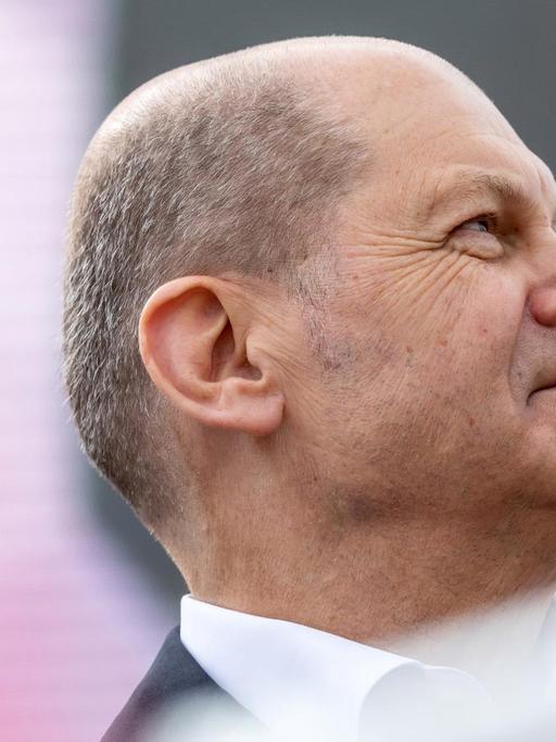 Olaf Scholz (SPD), Bundesfinanzminister, Vizekanzler und SPD-Kanzlerkandidat spricht am 1. Mai auf einer Maikundgebung des DGB in Cottbus
