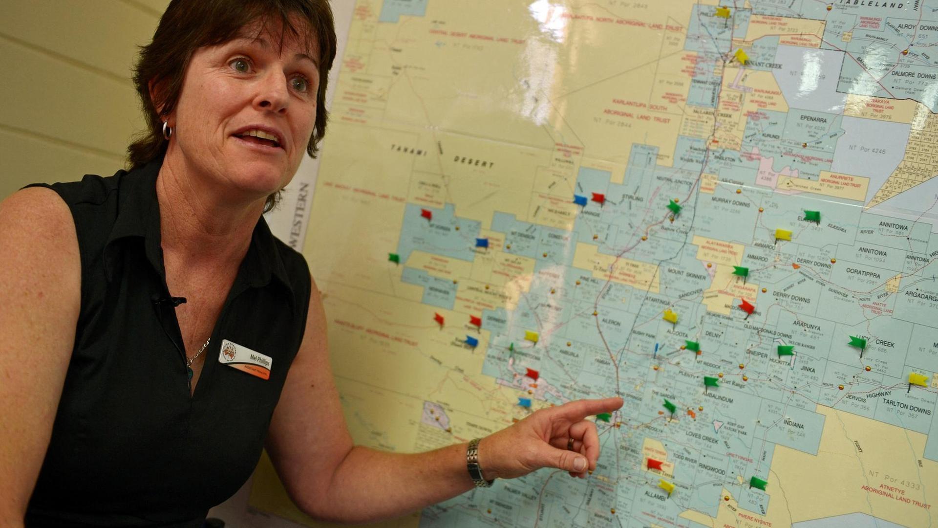 Mel Phillips von der Alice Springs "School of the Air" in Australien zeigt auf einer Landkarte die grossen Entfernungen der Schüler*innen der Schule. "The world's biggest classroom". Früher wurde über Funk unterrichtet, heute digital. Das Bild stammt aus dem Jahr 2013.