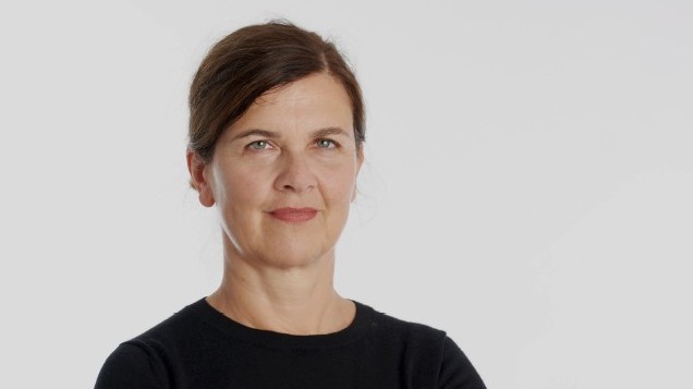 Porträt von Isabell Lorey im schwarzen Pullover vor einem grauen Hintergrund Porträt von Isabell Lorey im schwarzen Pullover vor einem grauen Hintergrund