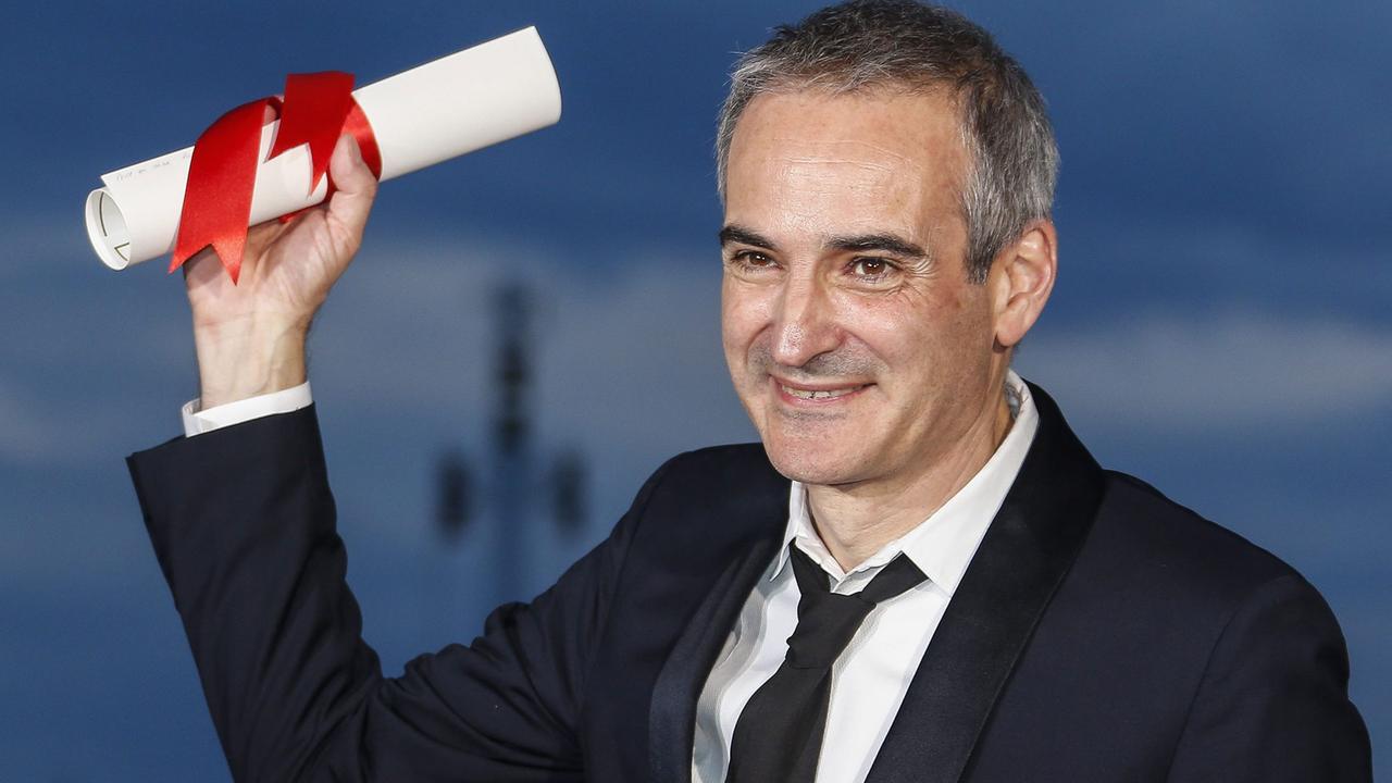Der französische Regisseur Olivier Assayas freut sich am 22.5.2016 bei den Internationalen Filmfestspielen von Cannes über die Auszeichnung als "Best Director" für seinen Film "Personal Shopper". Der französische Regisseur Olivier Assayas freut sich am 22.5.2016 bei den Internationalen Filmfestspielen von Cannes über die Auszeichnung als "Best Director" für seinen Film "Personal Shopper".