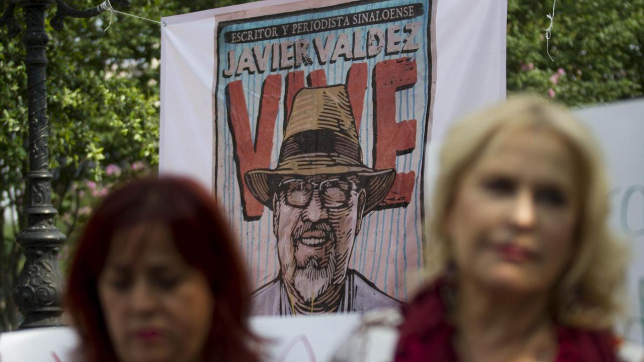 Journalisten gehen auf die Straße nach der Ermordung des Journalisten Javier Valdez - im Hintergrund ein Plakat des Opfers