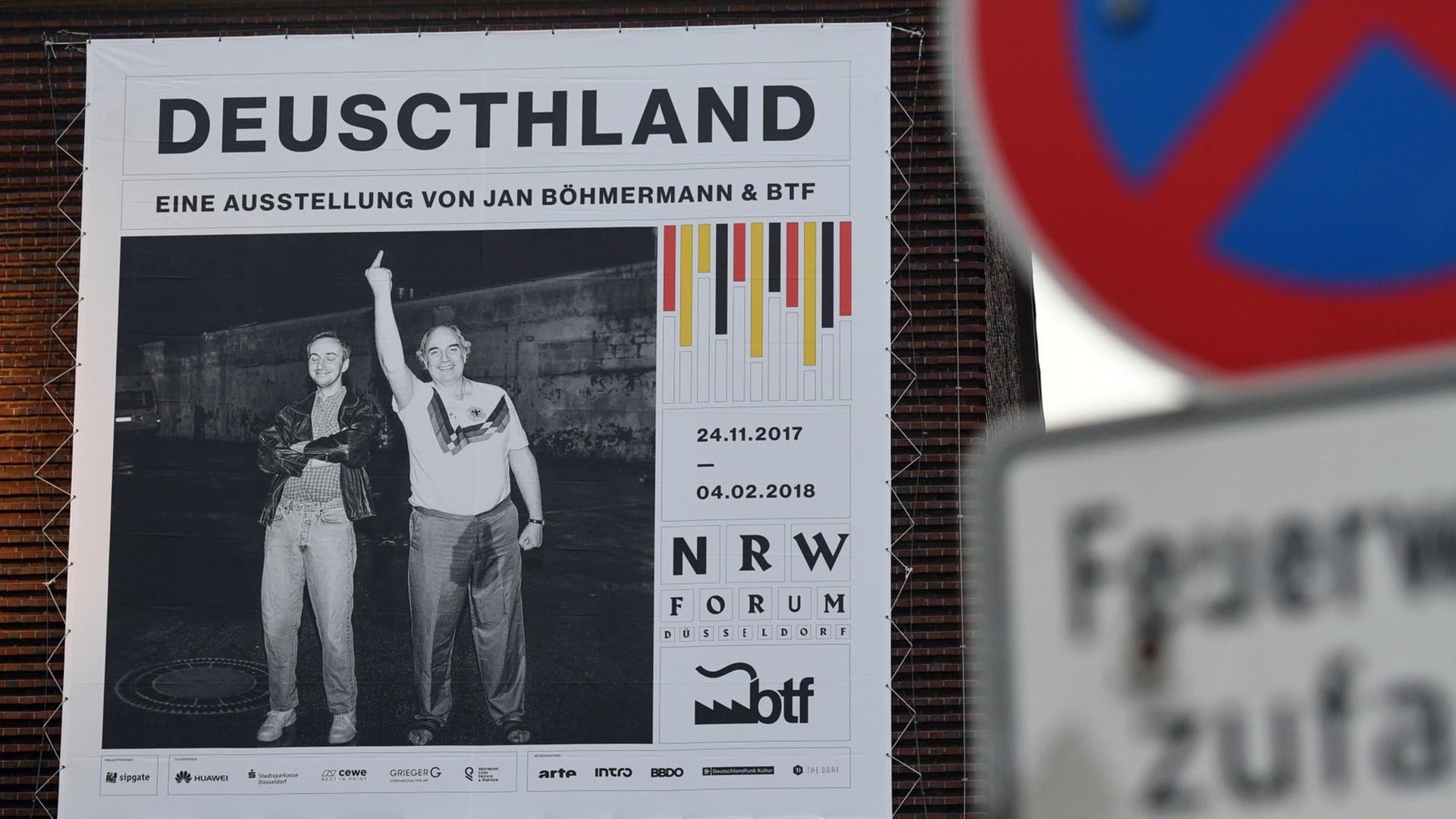 Ein Banner wirbt am 23.11.2017 am Gebäude des NRW Forums in Düsseldorf für die Austellung "DEUSCTHLAND". Ab dem 24.11.2017 ist die Austellung des Satirikers Jan Böhmermann für die Öffentlichkeit zu sehen. Ein Banner wirbt am 23.11.2017 am Gebäude des NRW Forums in Düsseldorf für die Austellung "DEUSCTHLAND". Ab dem 24.11.2017 ist die Austellung des Satirikers Jan Böhmermann für die Öffentlichkeit zu sehen.