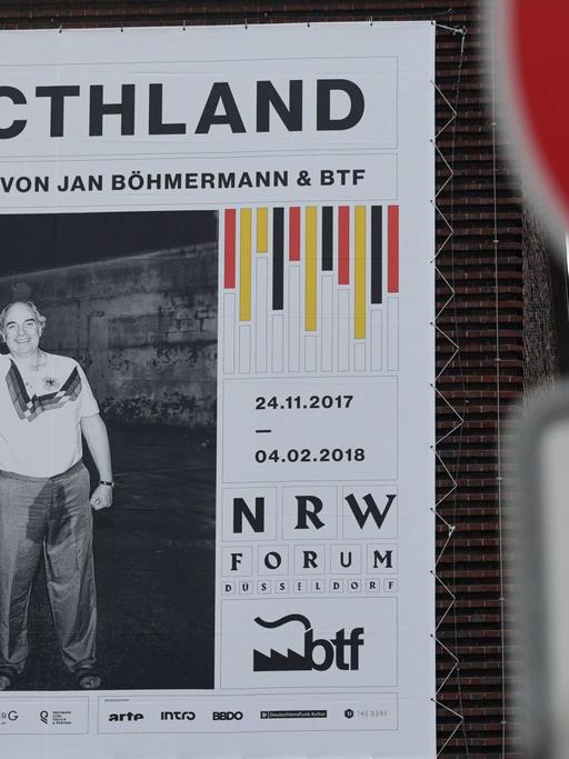 Ein Banner wirbt am 23.11.2017 am Gebäude des NRW Forums in Düsseldorf für die Austellung "DEUSCTHLAND". Ab dem 24.11.2017 ist die Austellung des Satirikers Jan Böhmermann für die Öffentlichkeit zu sehen.