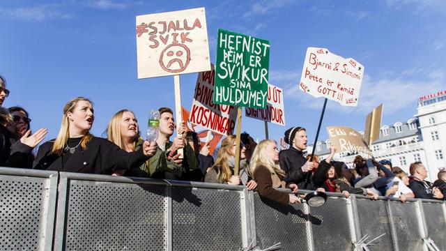 Menschen demonstrieren im April 2016 vor dem isländischen Parlament. Sie fordern den Rücktritt von Permierminister Sigmundur David Gunnlaugson.