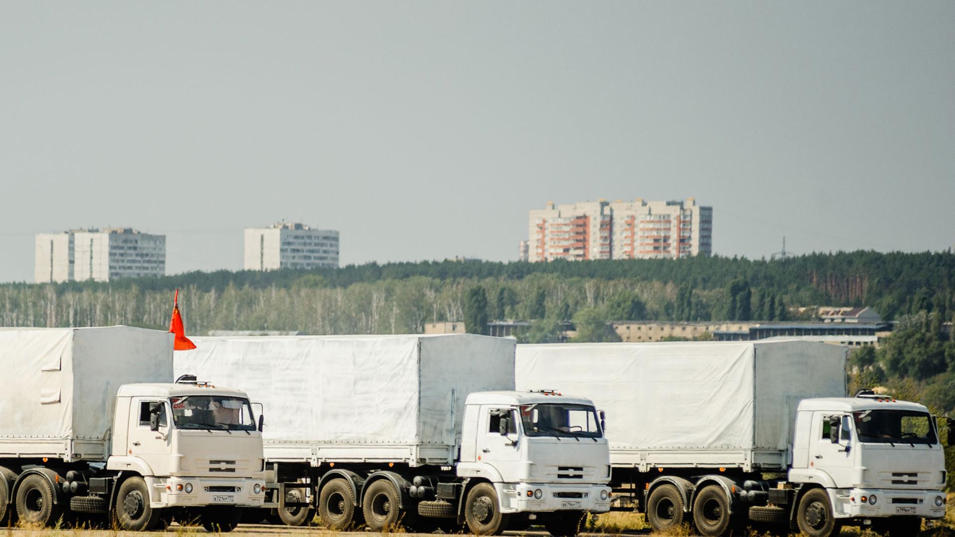 Drei Lastwagen des russischen Konvois für die Ost-Ukraine warten am 13.08.14 in der Nähe der Stadt Woronesch, etwa 400 Kilometer von Moskau entfernt. Drei Lastwagen des russischen Konvois für die Ost-Ukraine warten am 13.08.14 in der Nähe der Stadt Woronesch, etwa 400 Kilometer von Moskau entfernt.