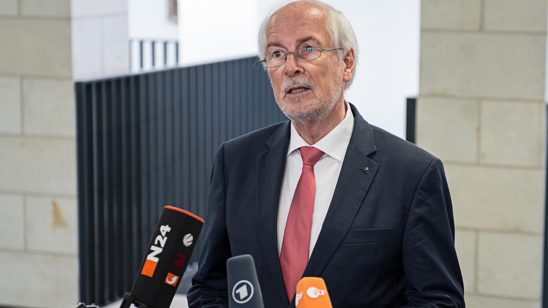 Range gibt vor Mikrofonen eine Erklärung ab. Range gibt vor Mikrofonen eine Erklärung ab.