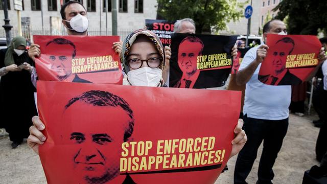 Teilnehmer einer Kundgebung demonstrieren mit Bannern vor der Botschaft der Türkei in Berlin gegen die jüngsten Fälle von sogenanntem gewaltsamen Verschwindenlassen von Menschen in der Türkei